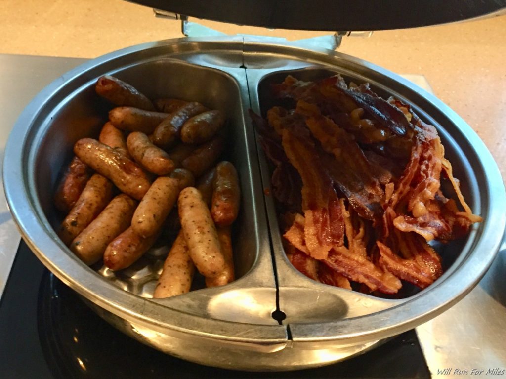 a tray of sausages and bacon