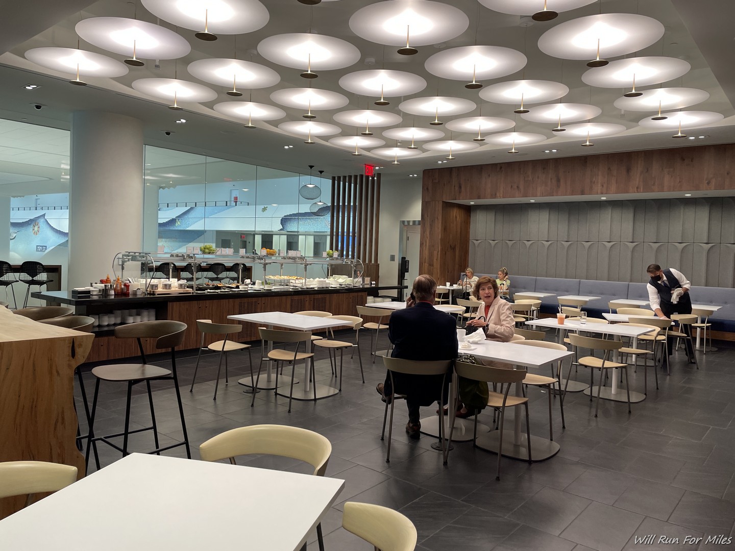 centurion lounge lga which airlines
