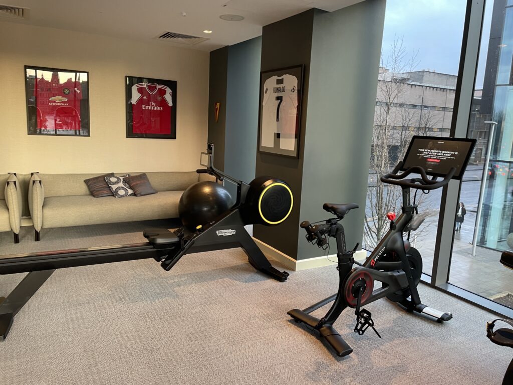 a exercise bikes in a room